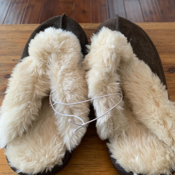 Ugg knock off target slippers. NWT. Faux fur lined. Size 8 women’s. Excellent - Picture 4 of 8